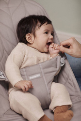 BABYBJORN - leżaczek BLISS Woven, Petal Quilt, piaskowoszary + zabawka Soft Friends