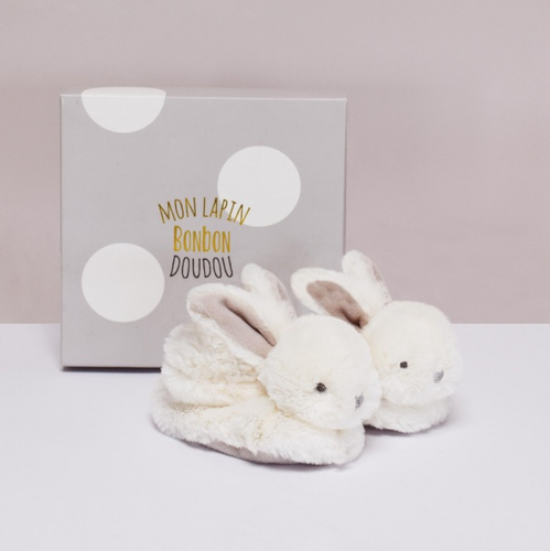 DOUDOU ET COMPAGNIE - zestaw prezentowy - buciki niemowlęce Lapin Bonbon, biały taupe