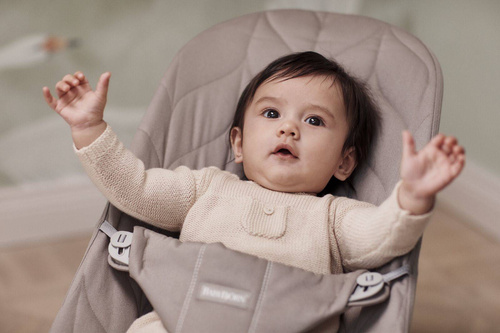 BABYBJORN - leżaczek BLISS Woven, Petal Quilt, piaskowoszary + zabawka Soft Friends