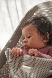 BABYBJORN - leżaczek BLISS MESH, szarobeżowy + zabawka Soft Friends