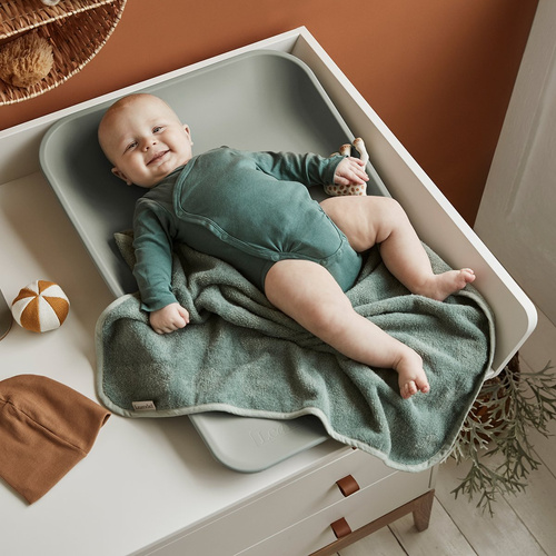 LEANDER - mata do przewijania MATTY™, sage green